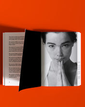 Cargar imagen en el visor de la galería, Björk: Una constante mutación