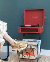 Cargar imagen en el visor de la galería, Crosley - Tocadiscos Crosley Voyager Bluetooth Doble - Borgoña
