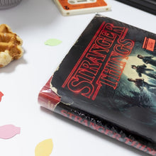Cargar imagen en el visor de la galería, Stranger Things. Mundos del revés: La guía oficial
