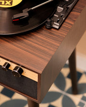 Cargar imagen en el visor de la galería, Crosley - Tocadiscos Crosley Jasper - Nogal
