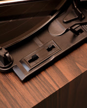 Cargar imagen en el visor de la galería, Crosley - Tocadiscos Crosley Jasper - Nogal
